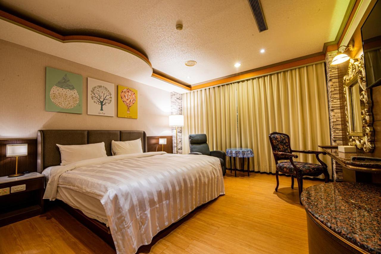 Wenpin Hotel - Pier 2 Kaohsiung Exterior photo