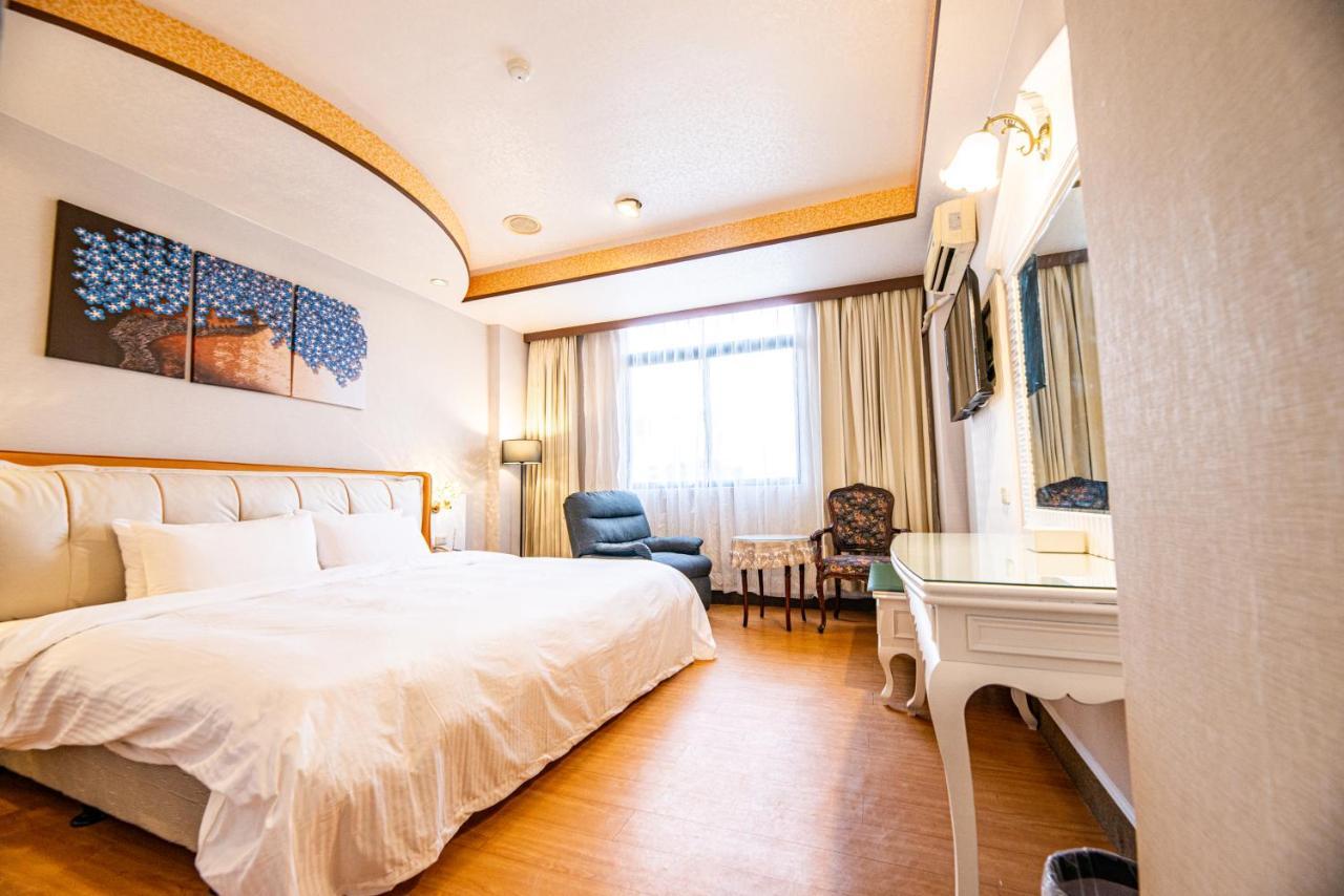 Wenpin Hotel - Pier 2 Kaohsiung Exterior photo